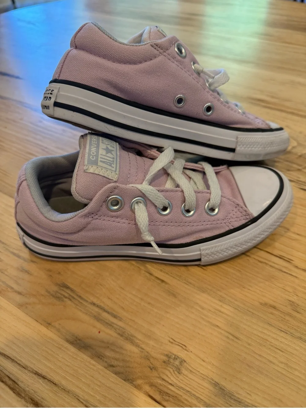 Converse Kids Low Top Sneakers in Light Lilac and White (Size 13)